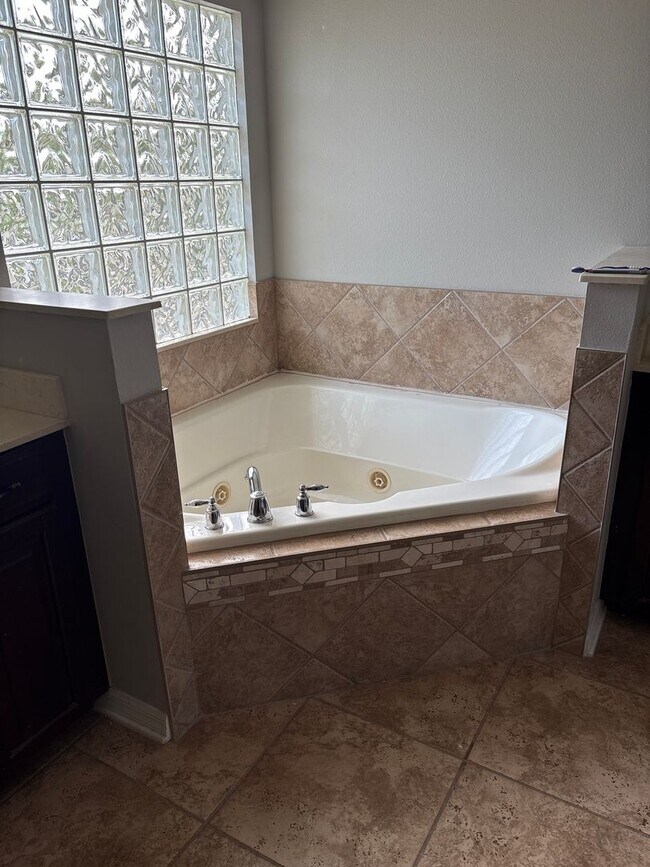 Building Photo - Stunning 6-Bedroom Pool Home in Desirable ...