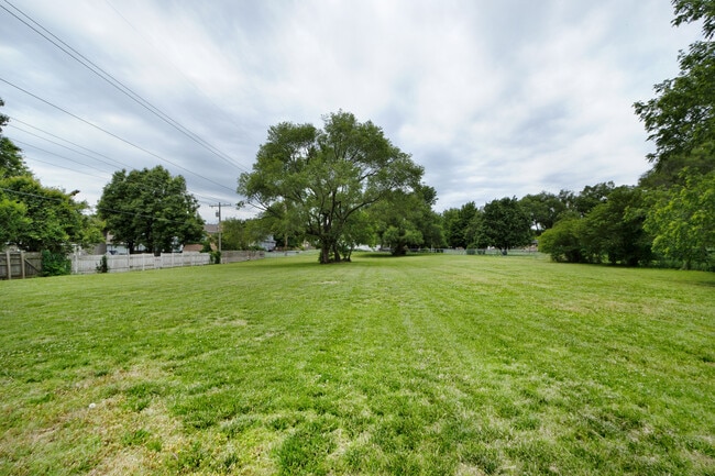 Building Photo - 915 Fairman Dr
