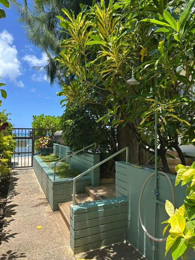Building Photo - Gold Coast, Tropic Seas - 2BR/2BA/Street Parking Only