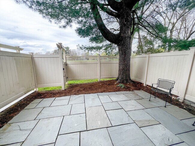 Building Photo - 11 Oak St