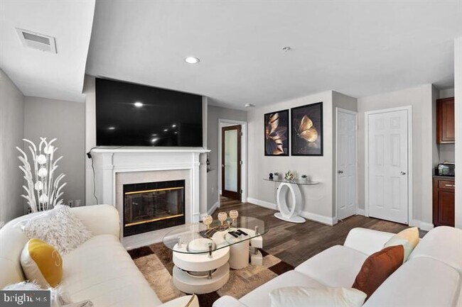 Building Photo - 9716 Lake Point Ct