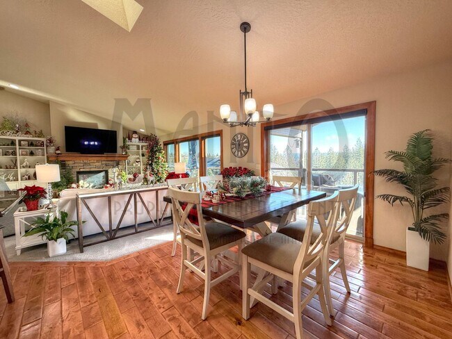 Building Photo - Stunning River Ridge Home With Spectacular Views