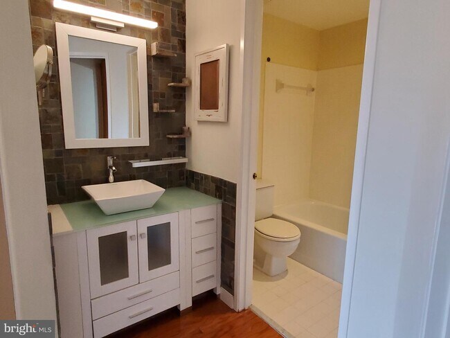 Building Photo - 6050 California Cir