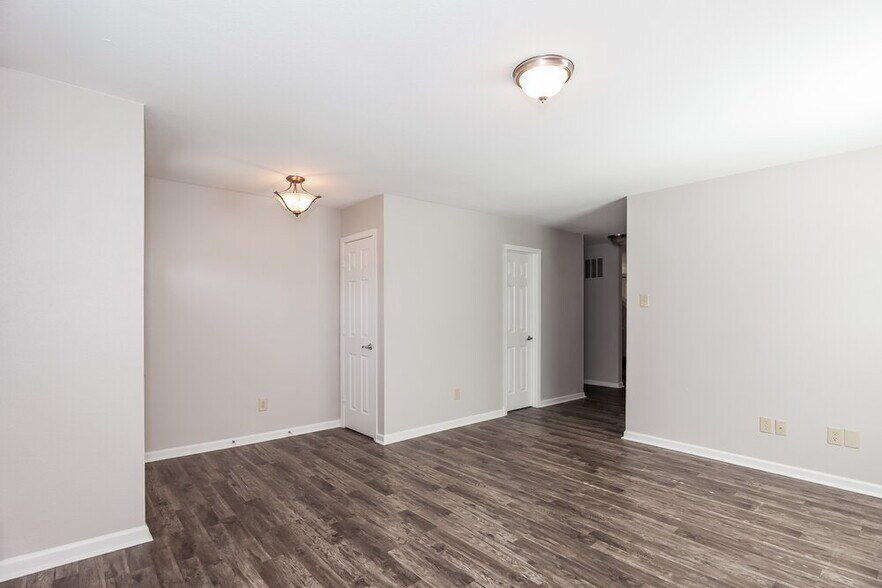 Building Photo - 943 Littleton Dr