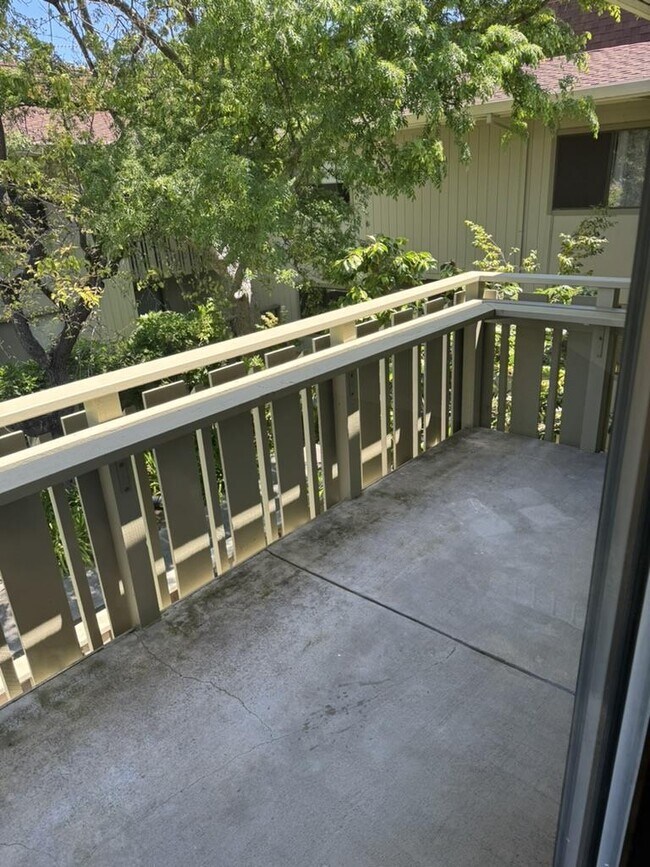 Building Photo - 1070 Mercedes Ave