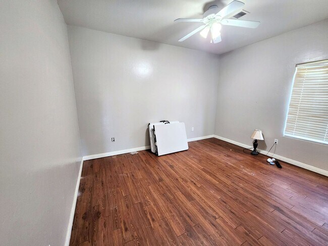 Building Photo - Beautiful home with paid Solar in Seven Oaks!