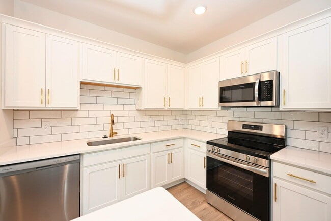 Building Photo - Like-New Modern Townhome Near Dining, Shopping, Trails & Old Hickory Lake