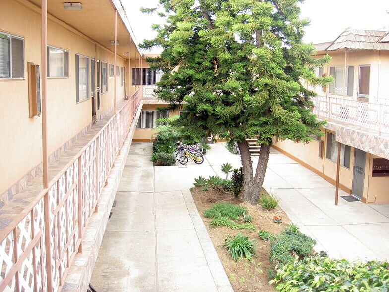 Courtyard-2 - 3828 W 182nd St