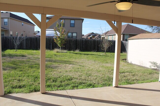 Building Photo - Kyle Home in Waterleaf  Great schools and neighborhood with pool