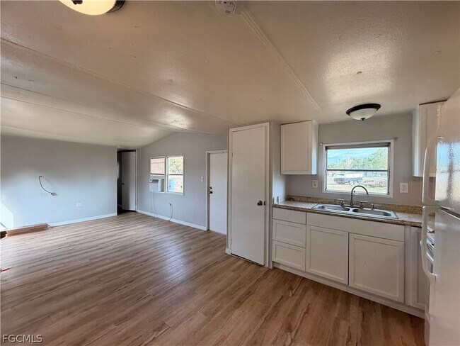 Building Photo - 7897 Suncoast Dr