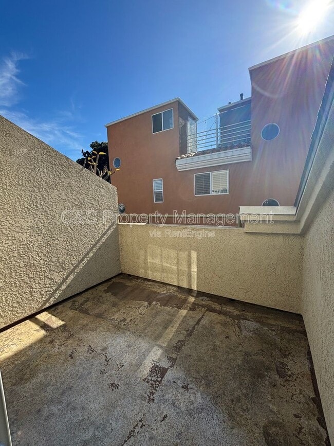 Building Photo - 533 W 23rd St