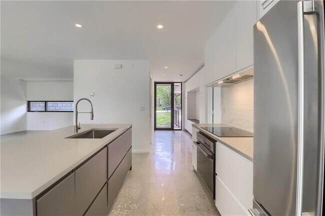 Building Photo - 9400 Shady Oaks Dr