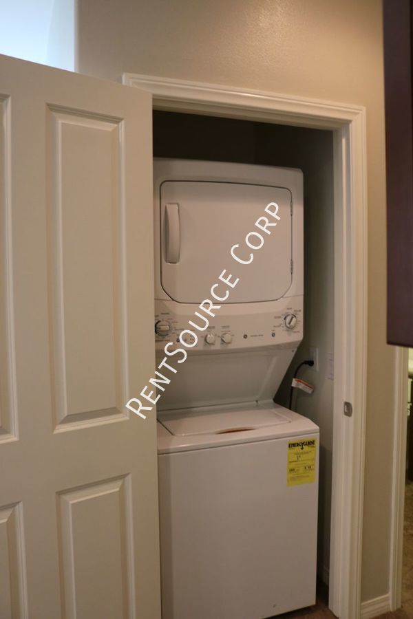 Building Photo - 1 Bedroom, 1 Bath Attached Guest House For...