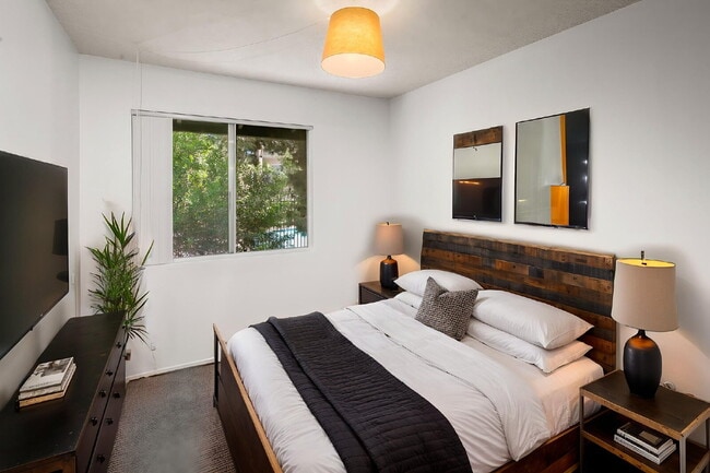 Building Photo - Welcome to your serene 3 BR 2.5 BA Townhome in College Park, San Diego!