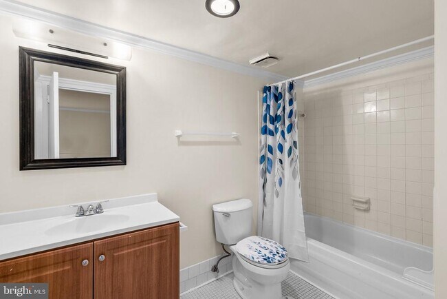 Building Photo - 435 Christopher Ave