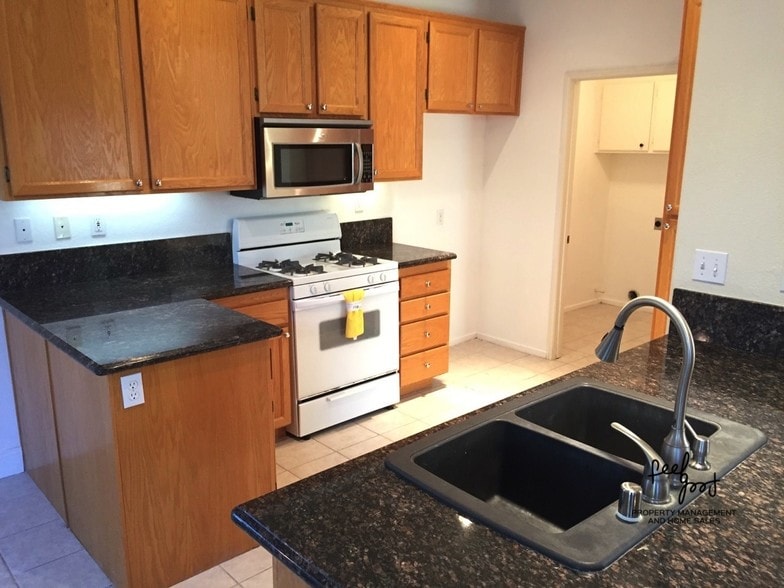 Building Photo - 305 Diamante Way