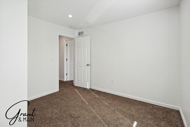 Building Photo - $1,450 - 3 Bed / 1 Bath Newly Renovated Ho...