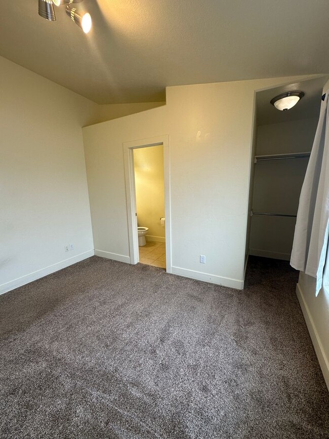 Building Photo - 2 bedroom, 2.5 bathroom townhome at Lincol...