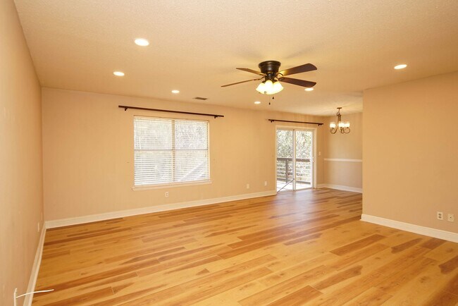 Building Photo - Central Niceville Location