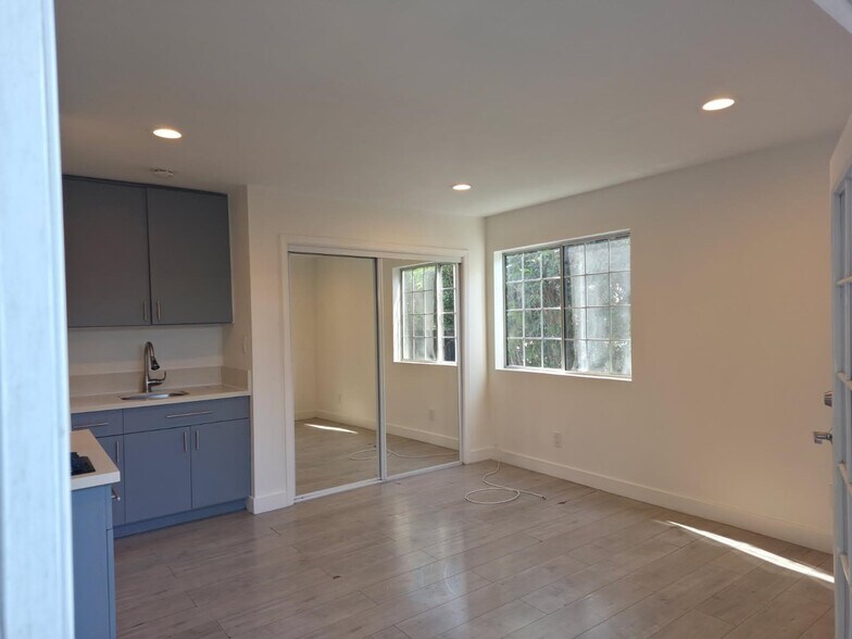 Building Photo - 1587 W 35th Pl