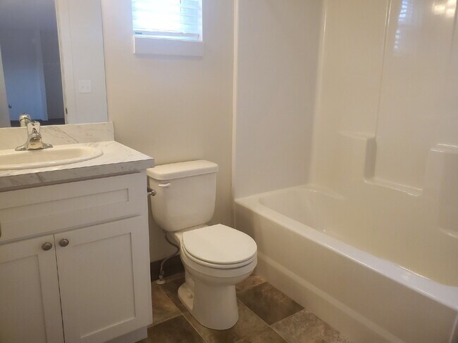 Building Photo - 2 bed, 2 bath with great views!