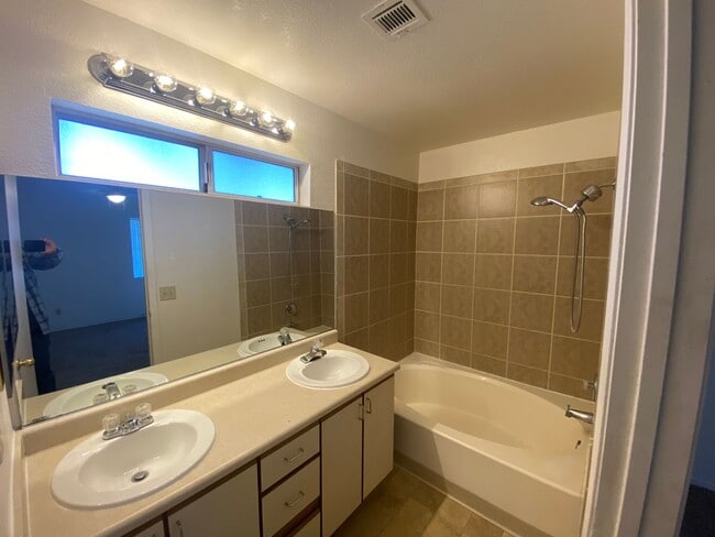 Building Photo - Great 3 Bedroom Henderson Home with Pool!