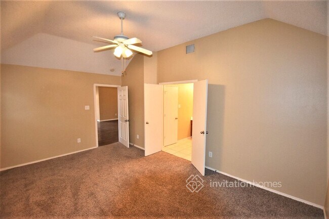 Building Photo - 813 Raintree Ln