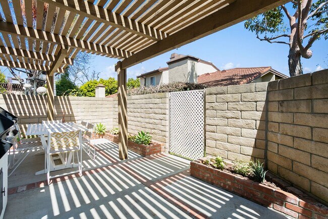 Building Photo - Beautiful Furnished Home in Seaside Villas Near Doheny Beach!