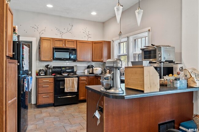 Building Photo - 1214 W Monroe St