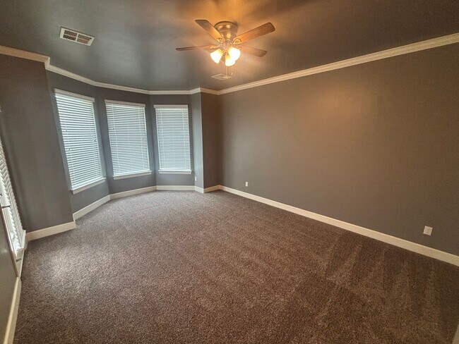 Building Photo - Beautiful 4 bed, 2 bath WITH an Office and STORM SHELTER