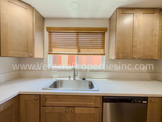 Building Photo - 1136 Gian Dr