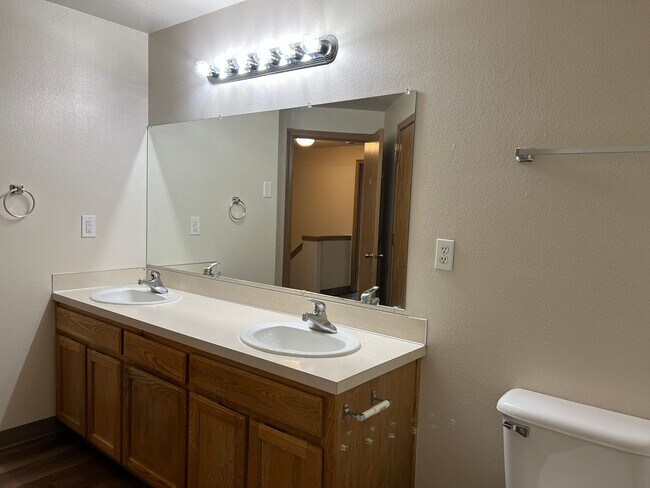Building Photo - 3Bd/1.5Ba Two Story House - Available Soon!