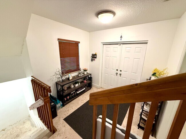 Building Photo - 1033 SW 9th Ct