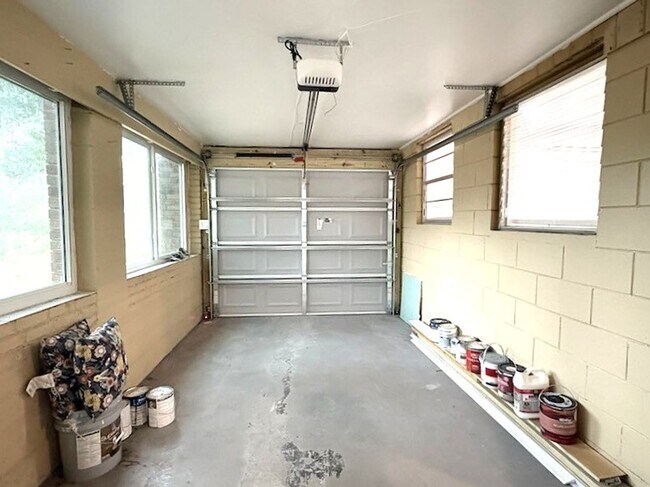 Building Photo - Beautifully Updated DeLand Home with Huge Fenced Backyard!!!