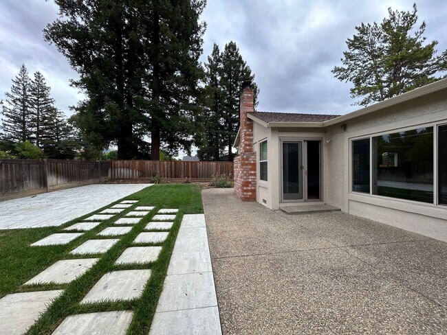 Building Photo - Spacious 4-Bedroom 2.5 Bath Single-Story H...