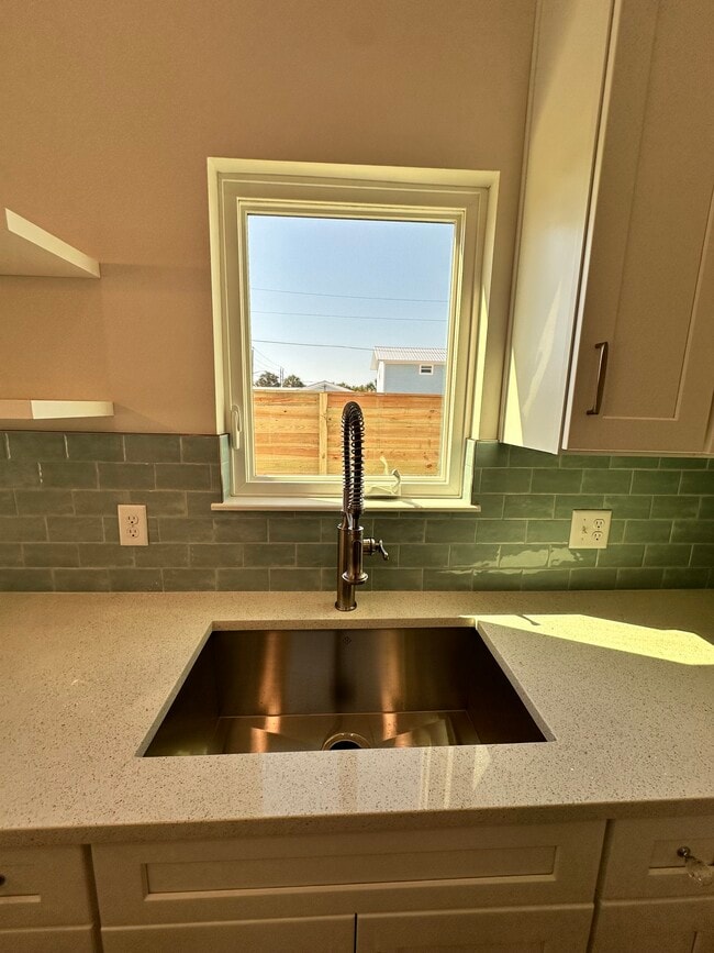 Building Photo - 1A A St