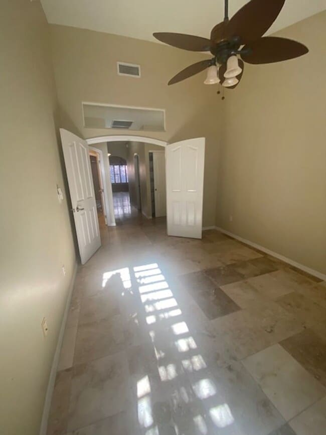 Building Photo - Luxury Living - River and Oracle