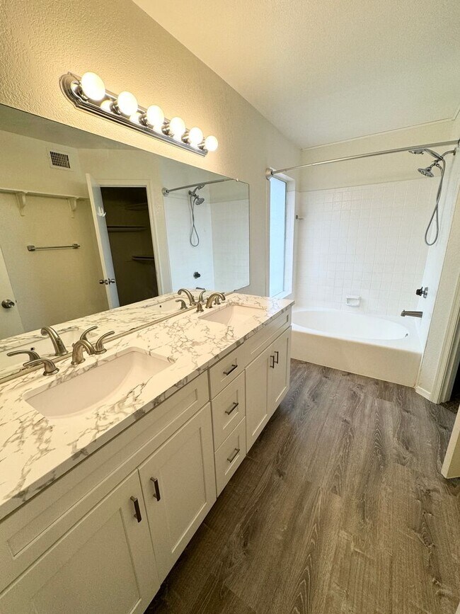 Building Photo - Stunning 4 Bedroom/2.5 Bath Home in Ahwatukee