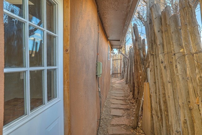 Building Photo - Quaint Studio in Prime Location