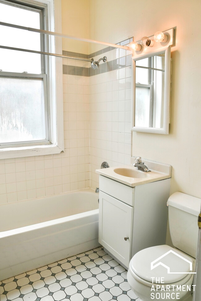 Building Photo - 2318 N Southport Ave