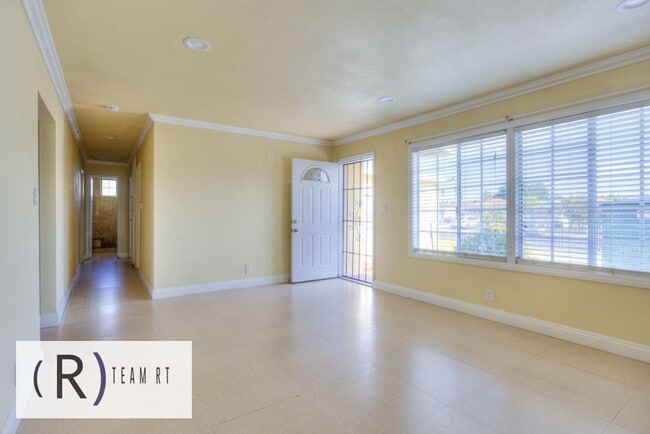 Building Photo - Contemporary Newly Renovated 3 Bedroom 2 Bathroom Residence