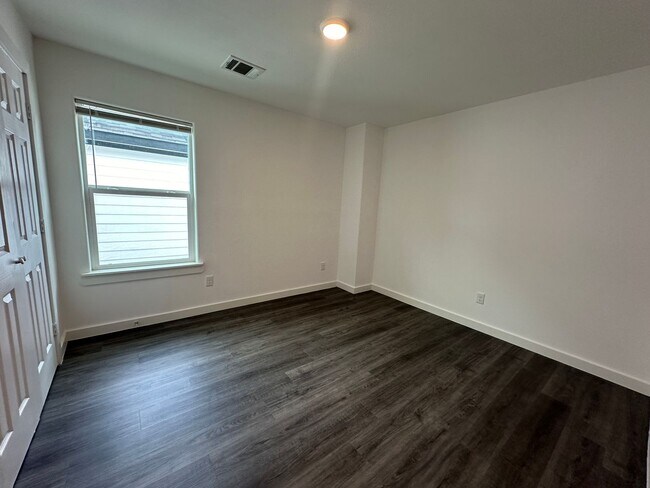 Building Photo - 3-Bedroom Duplex with Modern Finishes & Fu...