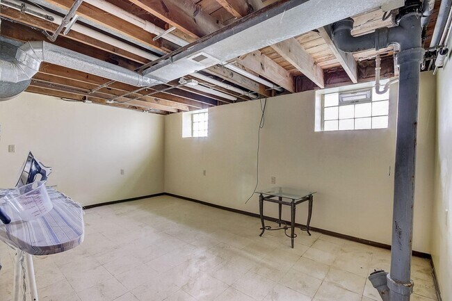 Building Photo - 2006 Grand Ave