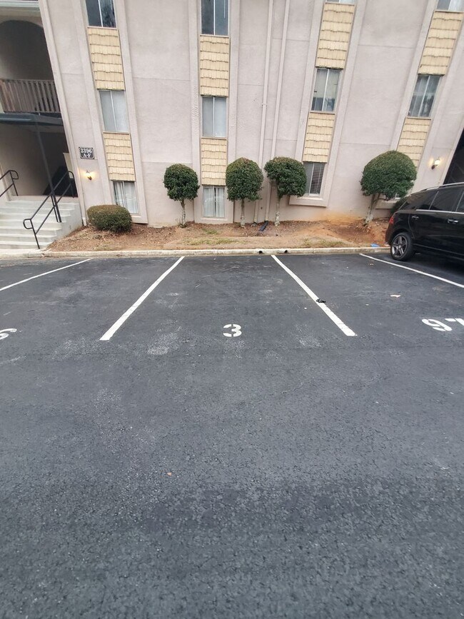 Building Photo - Welcome home to this inviting 2-bedroom, 1-bath condo in the desirable Norgate Manor