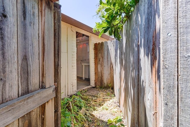 Building Photo - 20 Eucalyptus Rd