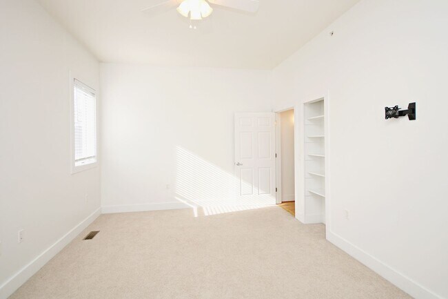 Building Photo - Move-in Ready, Light-Filled Downtown Condo