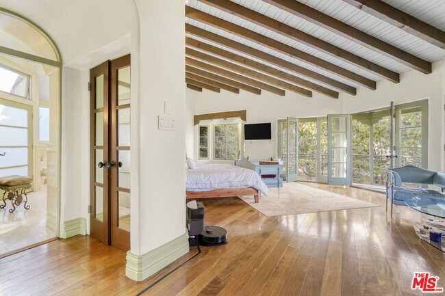 Building Photo - 707 N Bedford Dr