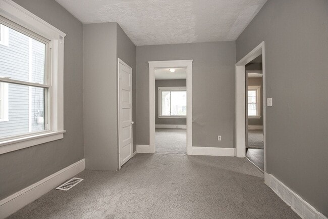 Building Photo - 4 BED 1 BATH SINGLE FAMILY HOME IN CLEVELAND!