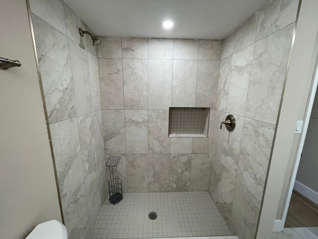 Building Photo - ANNUAL RENTAL -  1 BED / 1 BATH CONDO AT M...