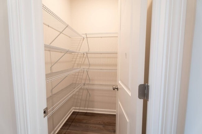 Building Photo - 421 Midland Pnes Dr